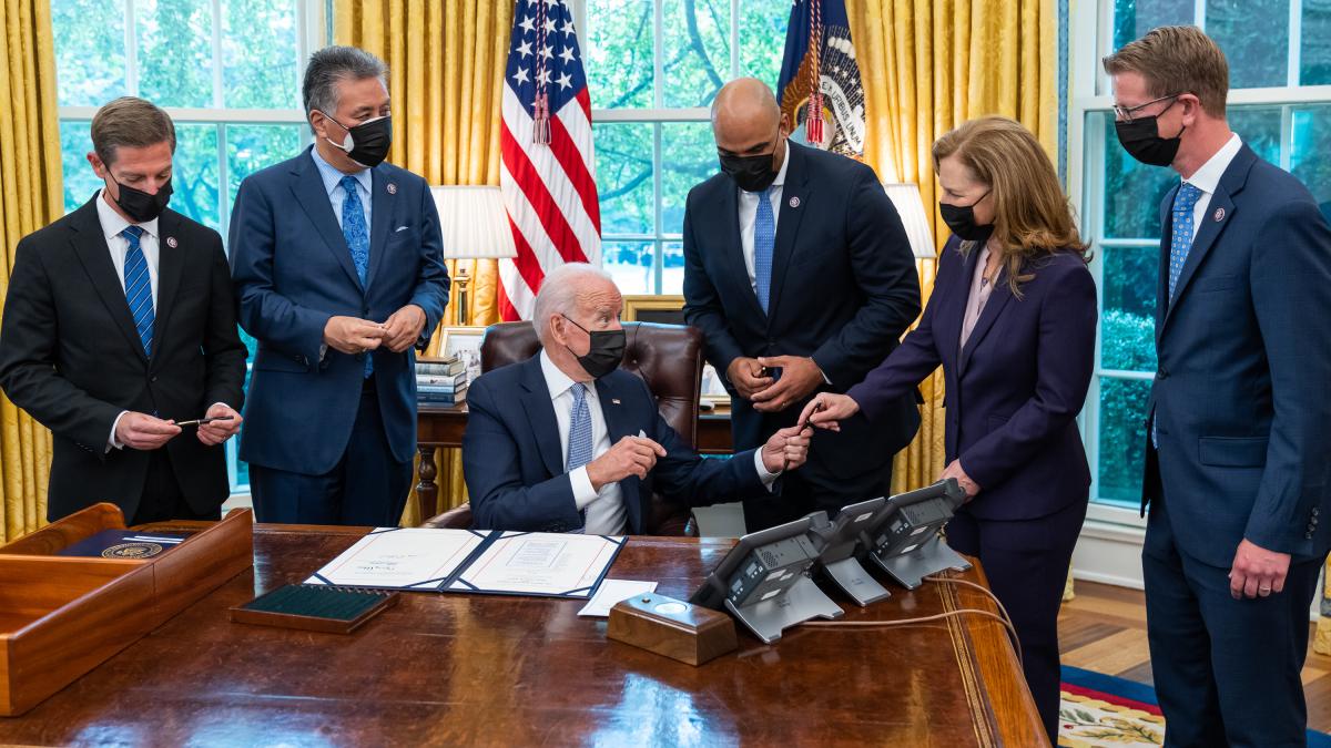 Rep. Schrier receives a pen from President Biden